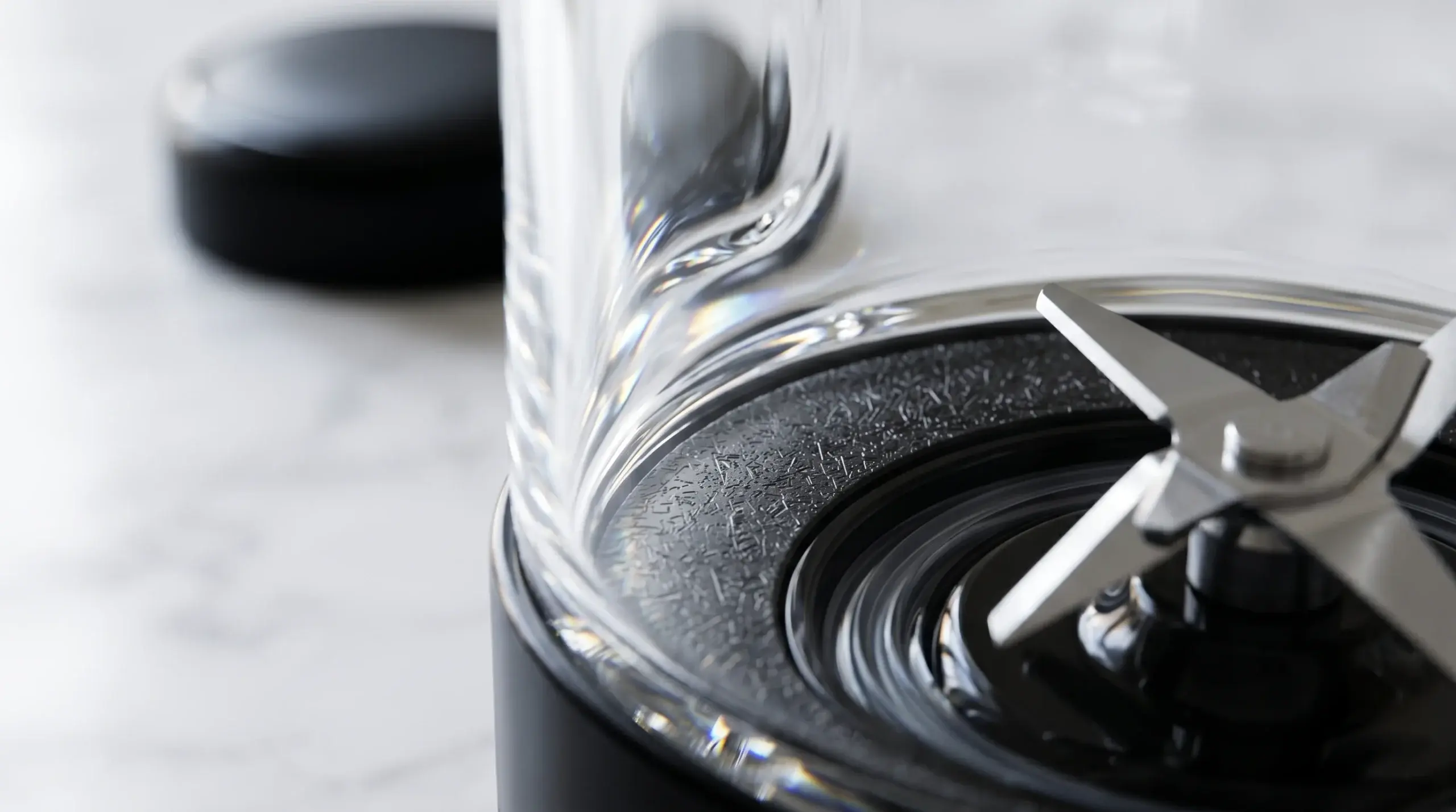 Auto-nettoyage de l'ECOMIXX : eau et goutte de savon dans le bol en verre borosilicate